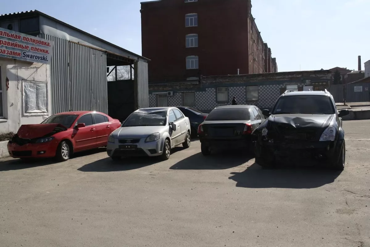 Автоестет автоцентр. Полірування, фарбування, рихтування. Плівка на авто, фари. фото 1